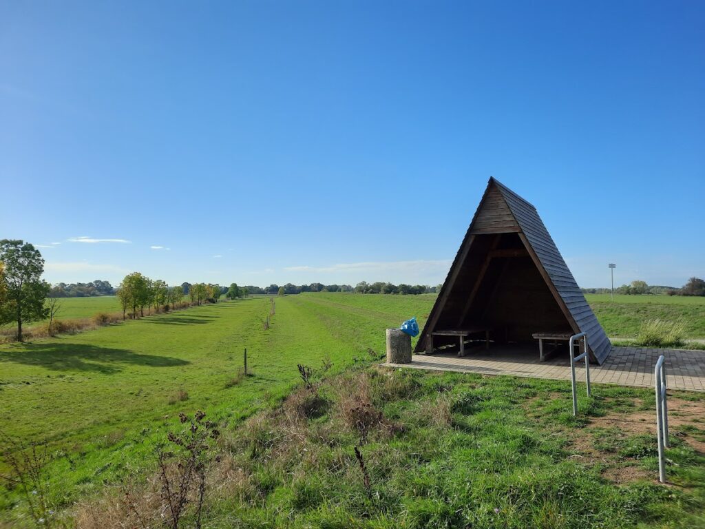 Ganzdachhütte auf dem Weg nach Iden